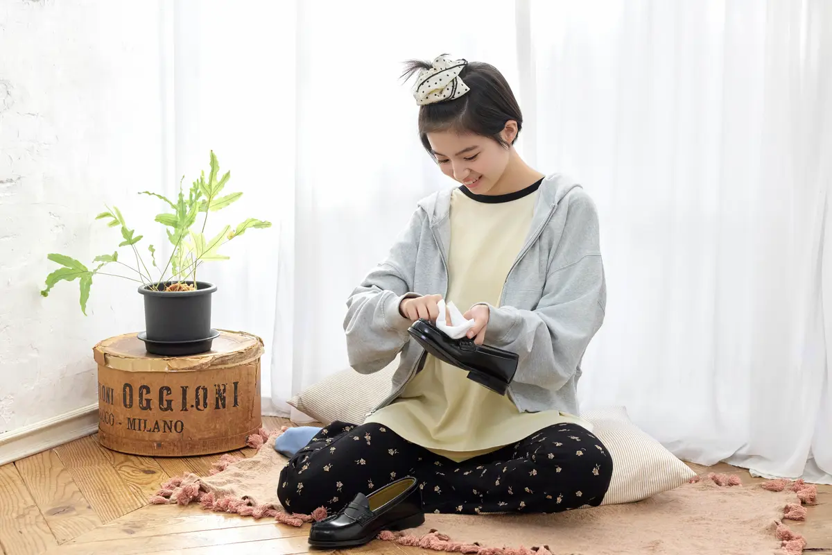 HARUTA（ハルタ）人工皮革ローファーのお手入れ中