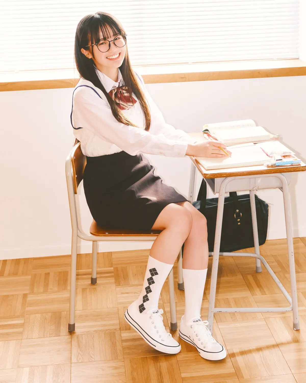 中島瑠菜が制服コーデにコンバースのローカットを合わせたコーディネートカット