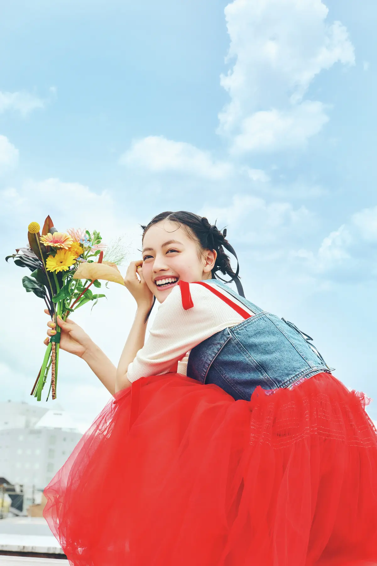 上坂樹里　卒業　花束と笑顔