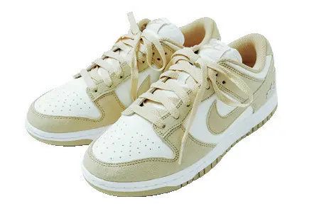 スニーカー￥15400（NIKE SPORTSWEAR）／NIKE