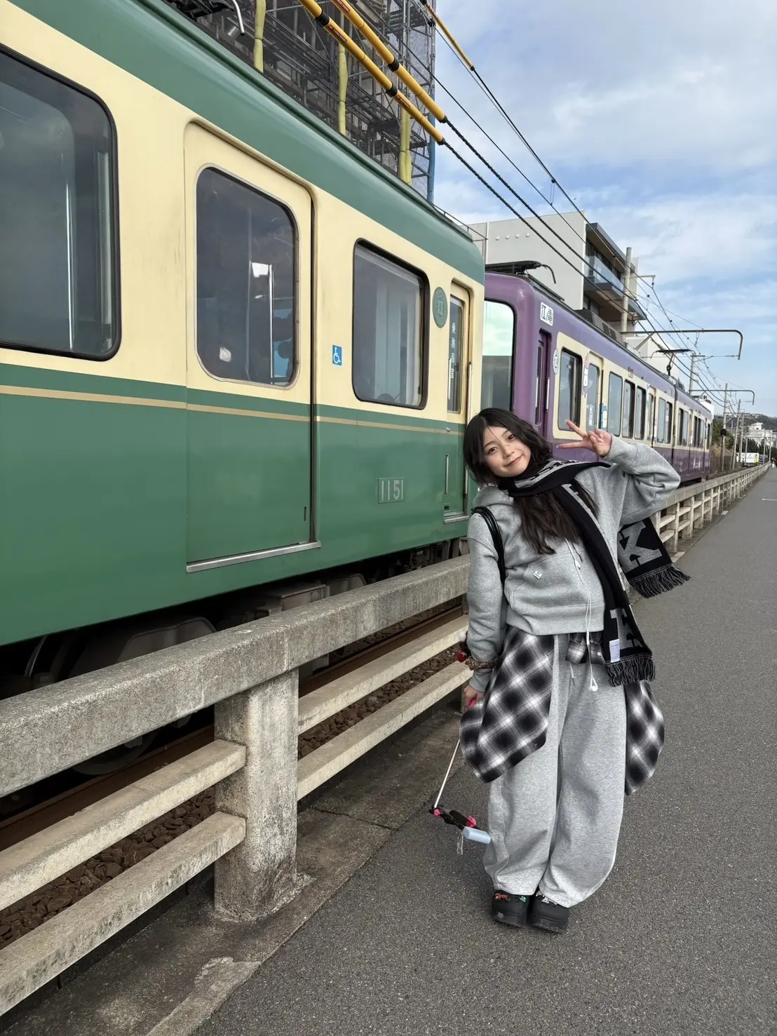 稲光亜依・私服コーデで江ノ電と