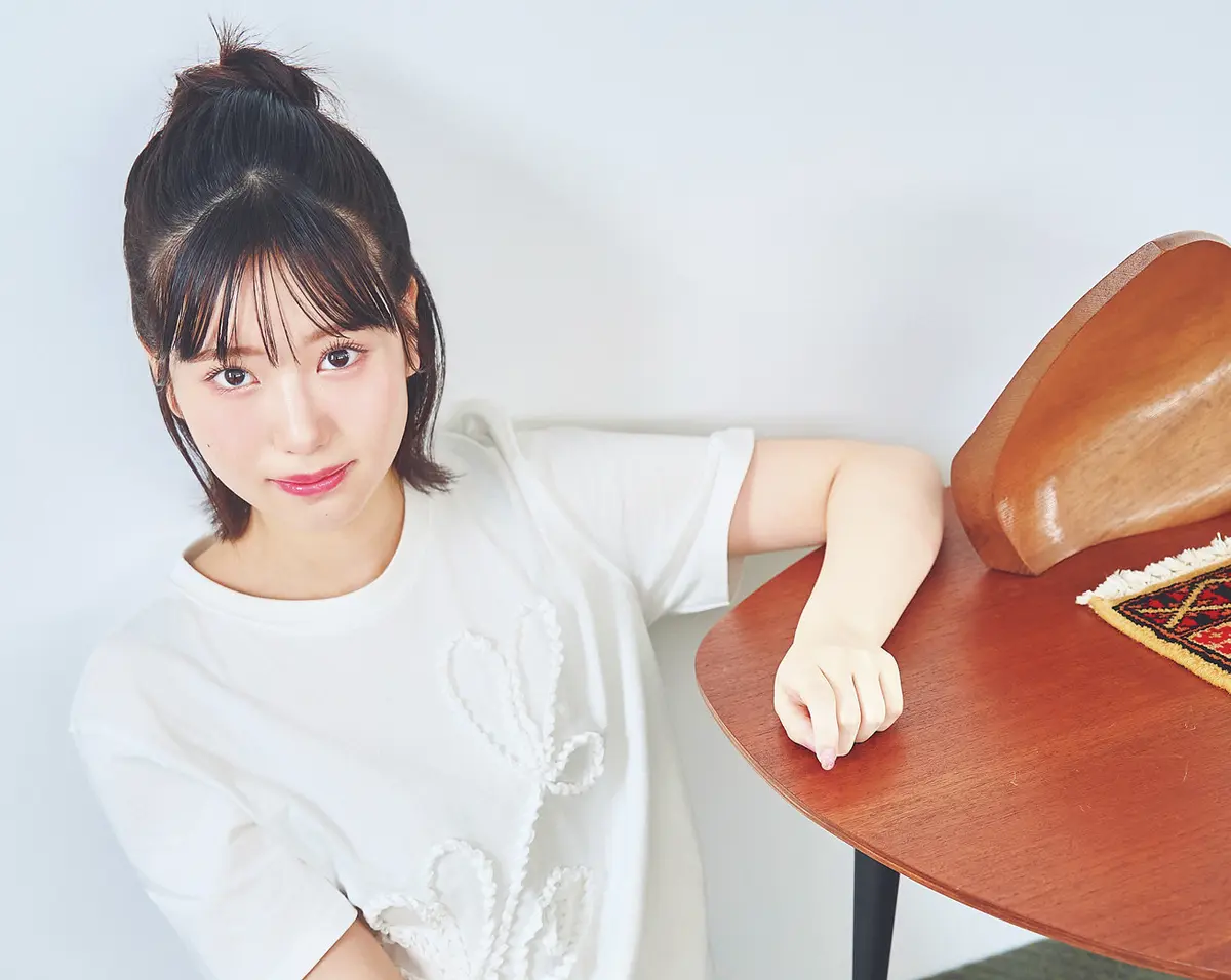 三莉音の推しTシャツはクリーンさと甘さをミックスした立体フラワーTシャツ