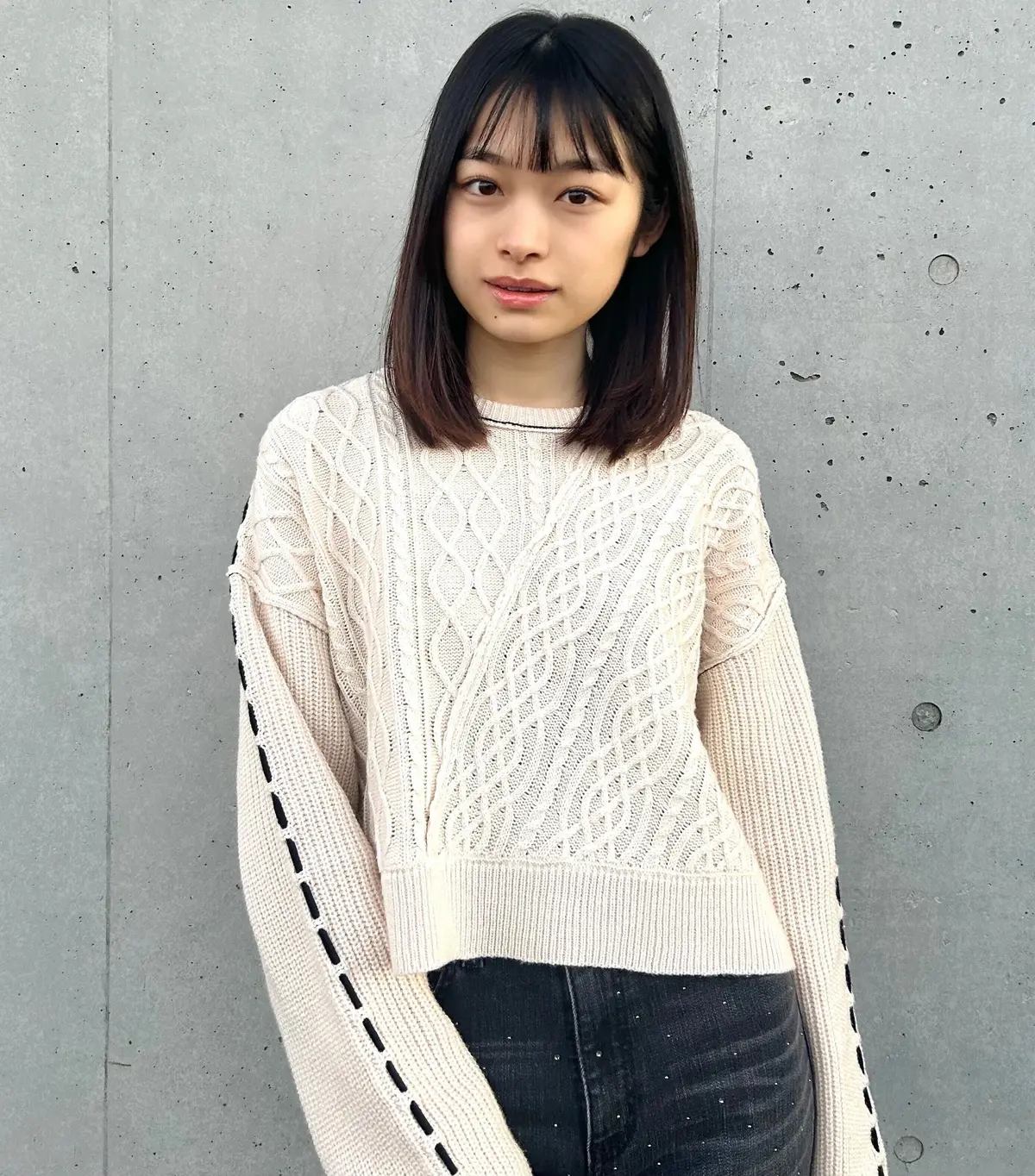 月島琉衣『AZUL BY MOUSSY』のケーブルニット