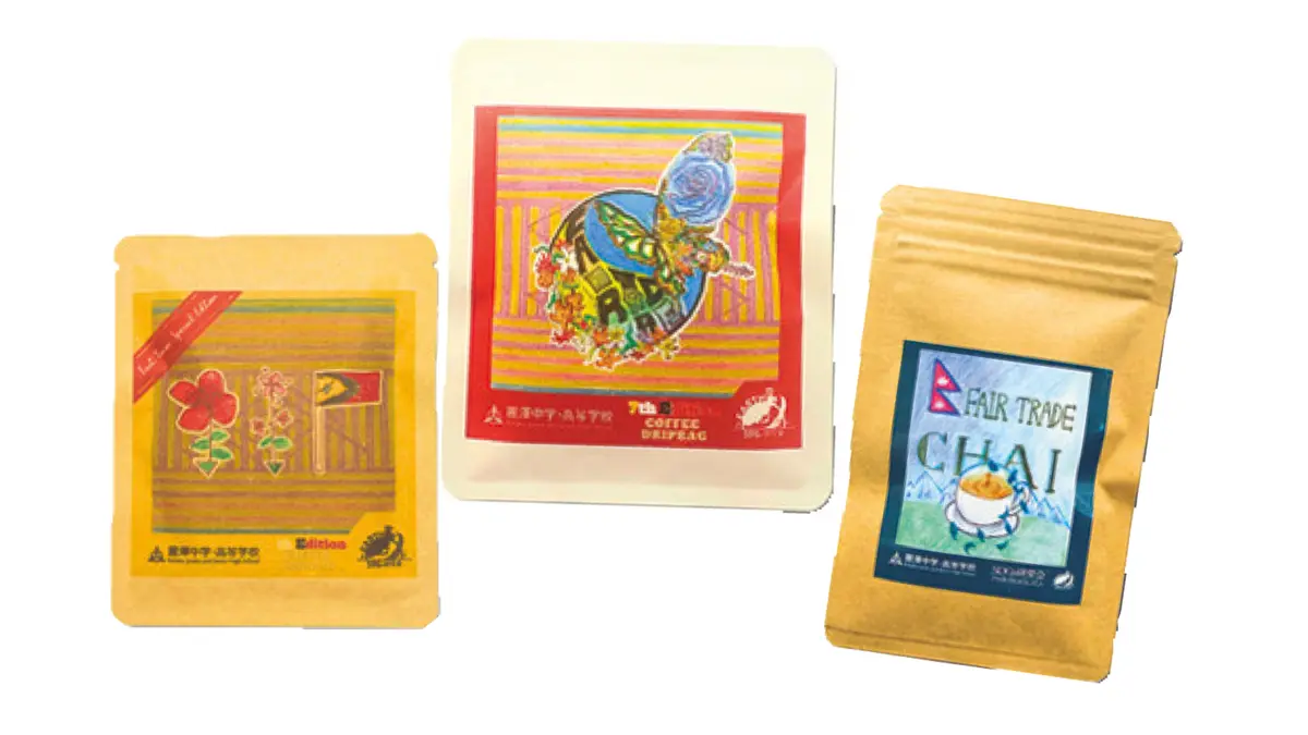 ［左・中央］フェアトレードコーヒー ドリップバッグ（10個セット）￥2000 ［右］フェアトレード紅茶 チャイティー ティーバッグ（10個セット）￥2000