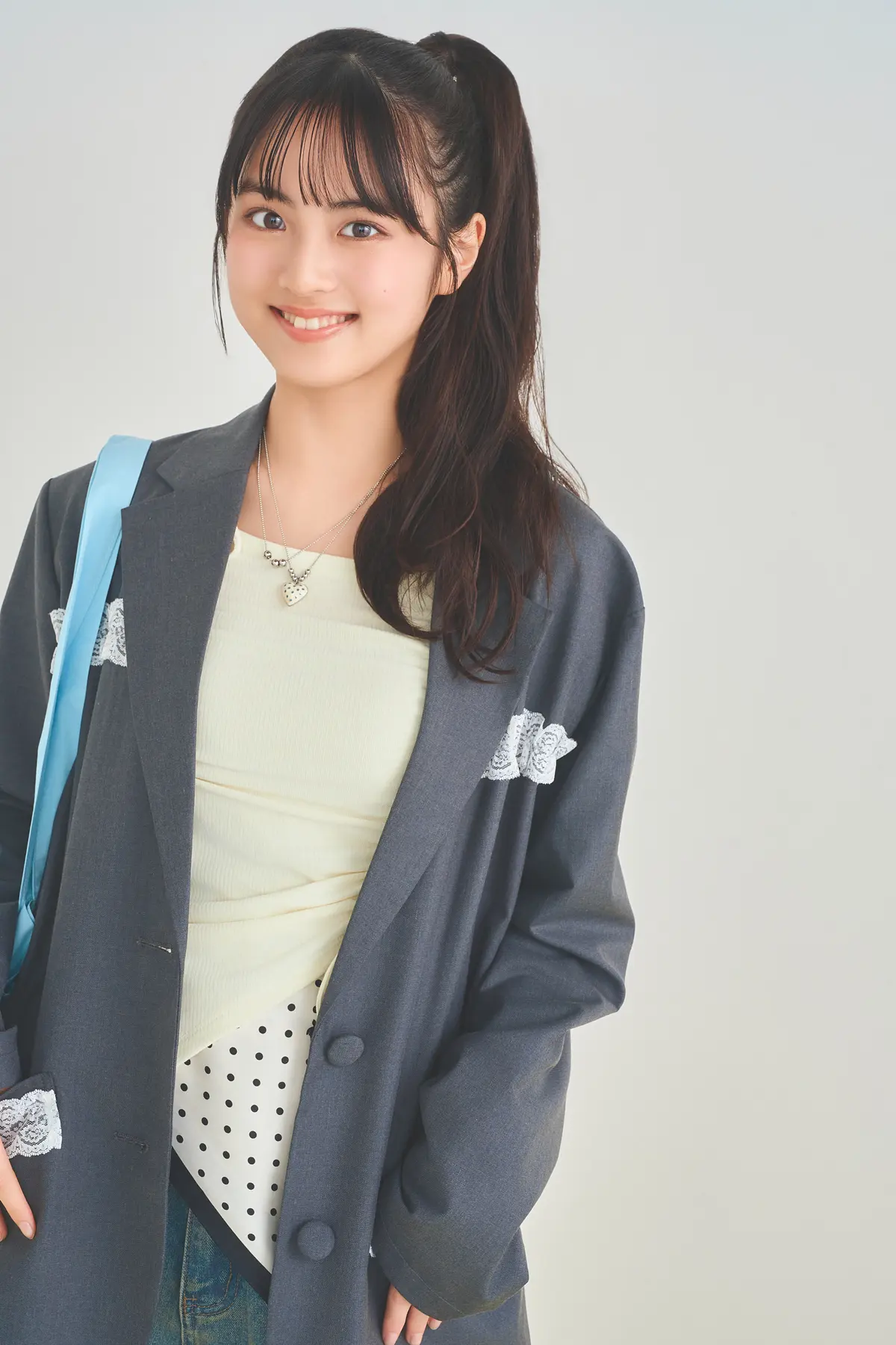 ジャケットコーデで笑顔の竹下優名