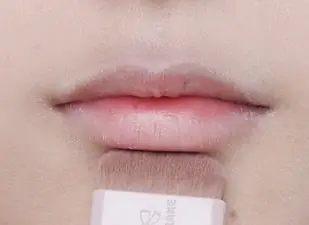 1 唇上下に影を加える