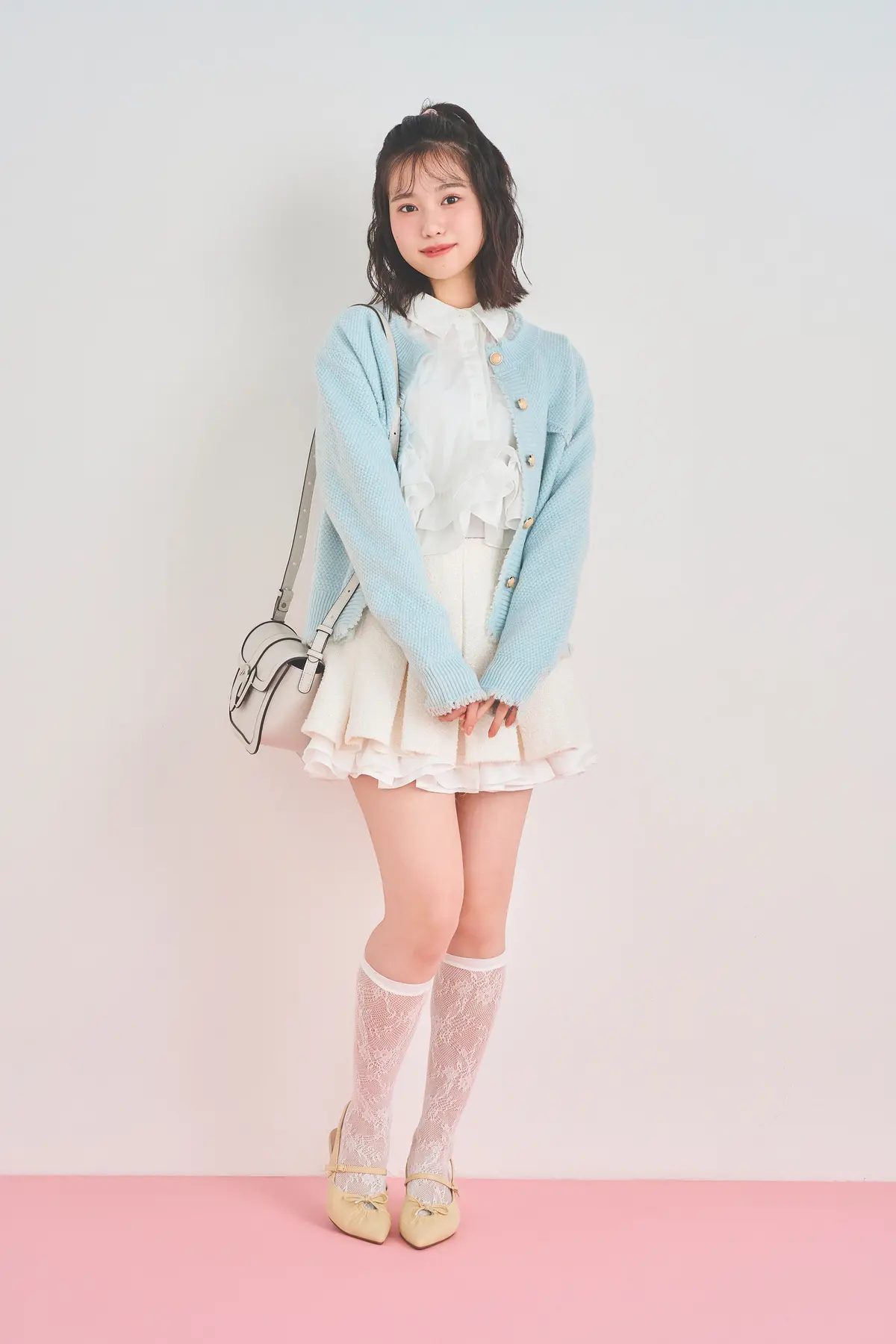 白ブラウスでガーリーコーデ