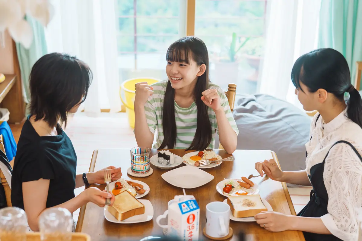 映画『チェイサーゲームW 水魚の交わり』　笑顔で朝食を囲む樹、冬雨、月