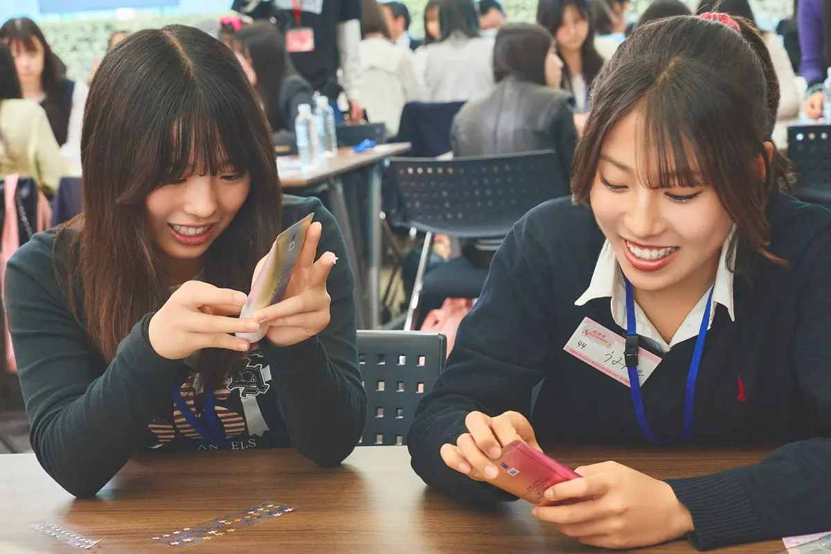 読者が日焼け止めをデコっているシーン