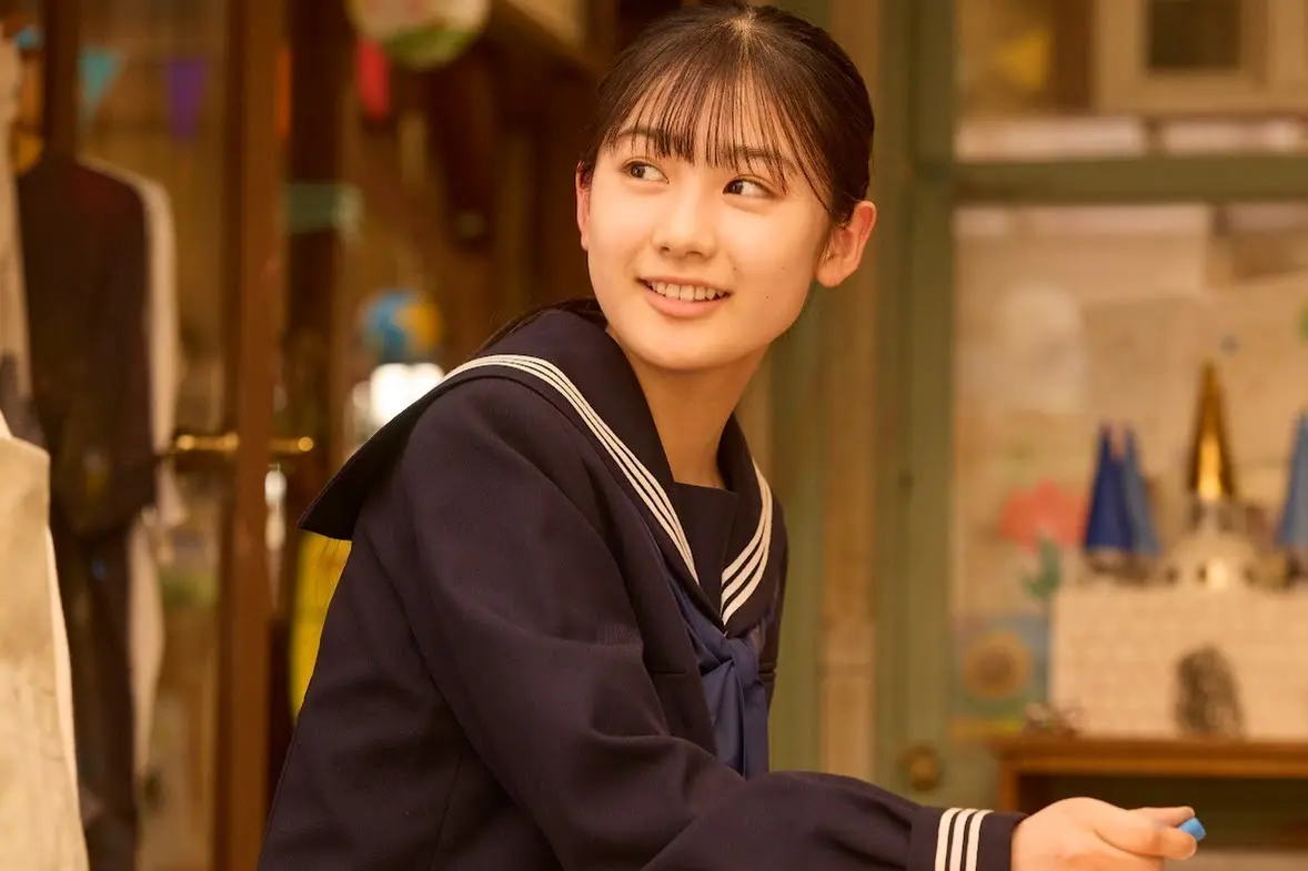 『タツキ先生は甘すぎる!』で制服姿で笑顔を見せる綾香