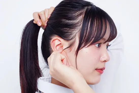 後ろ髪を1つにまとめて、あごと耳の延長線上の位置で結ぶ。このラインが、低すぎず高すぎない美人見え♪