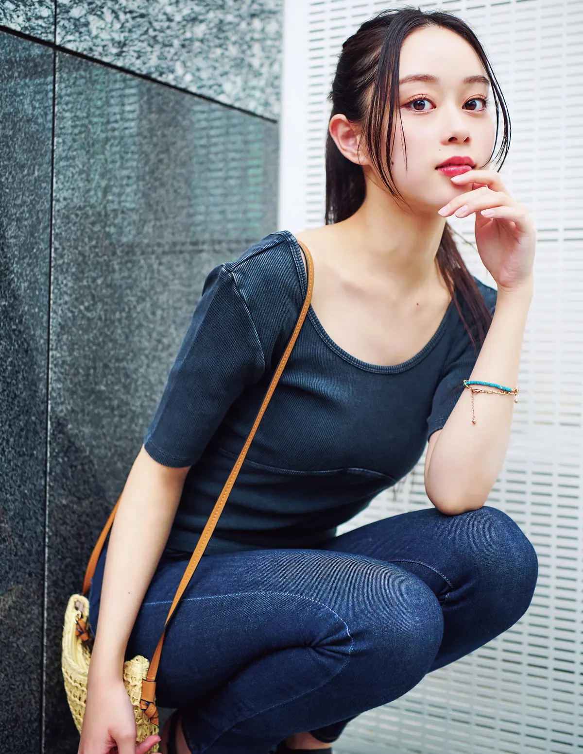 佐藤不二子　デコルテ見せ&タイトなⅠラインで大人ヘルシーに