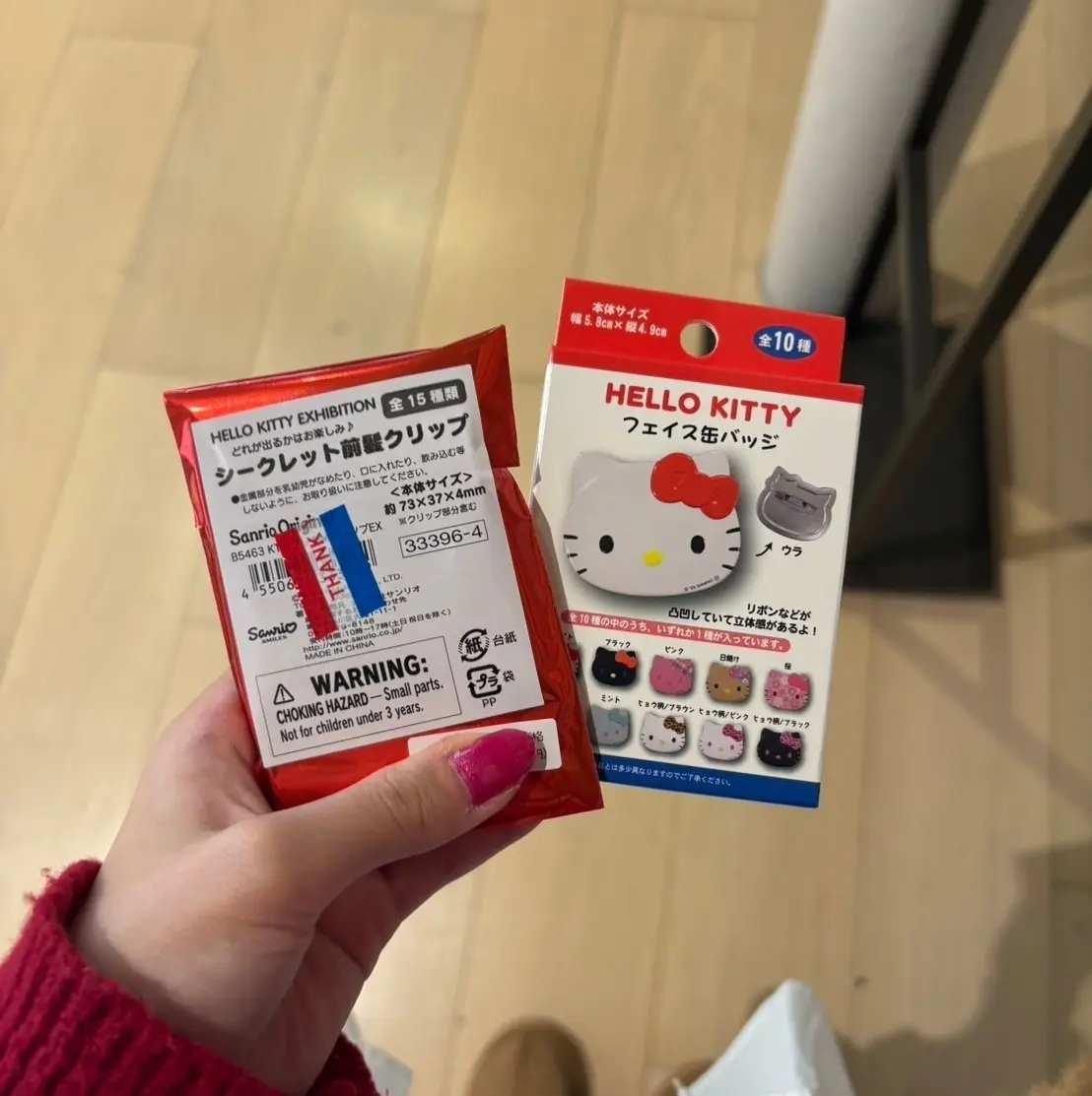 稲光亜依 ハローキティの前髪クリップと缶バッジ