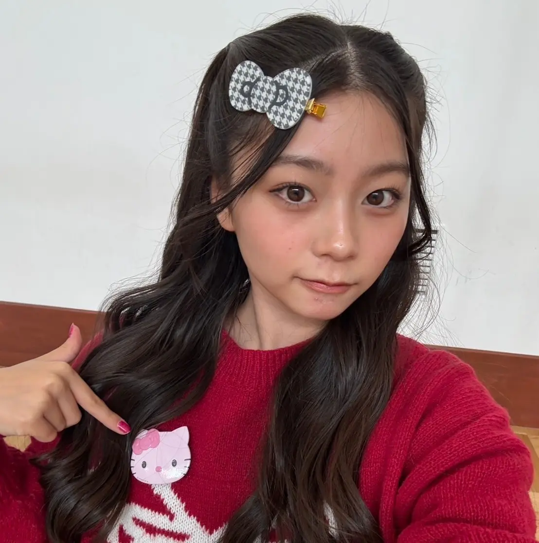 稲光亜依 ハローキティの前髪クリップと缶バッジ