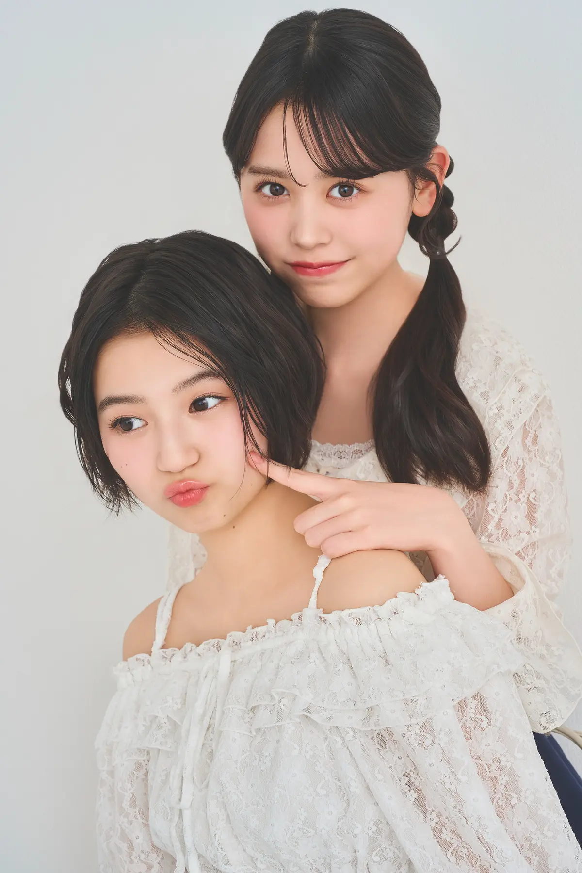 梶原叶渚と佐々木満音でほっぺつん