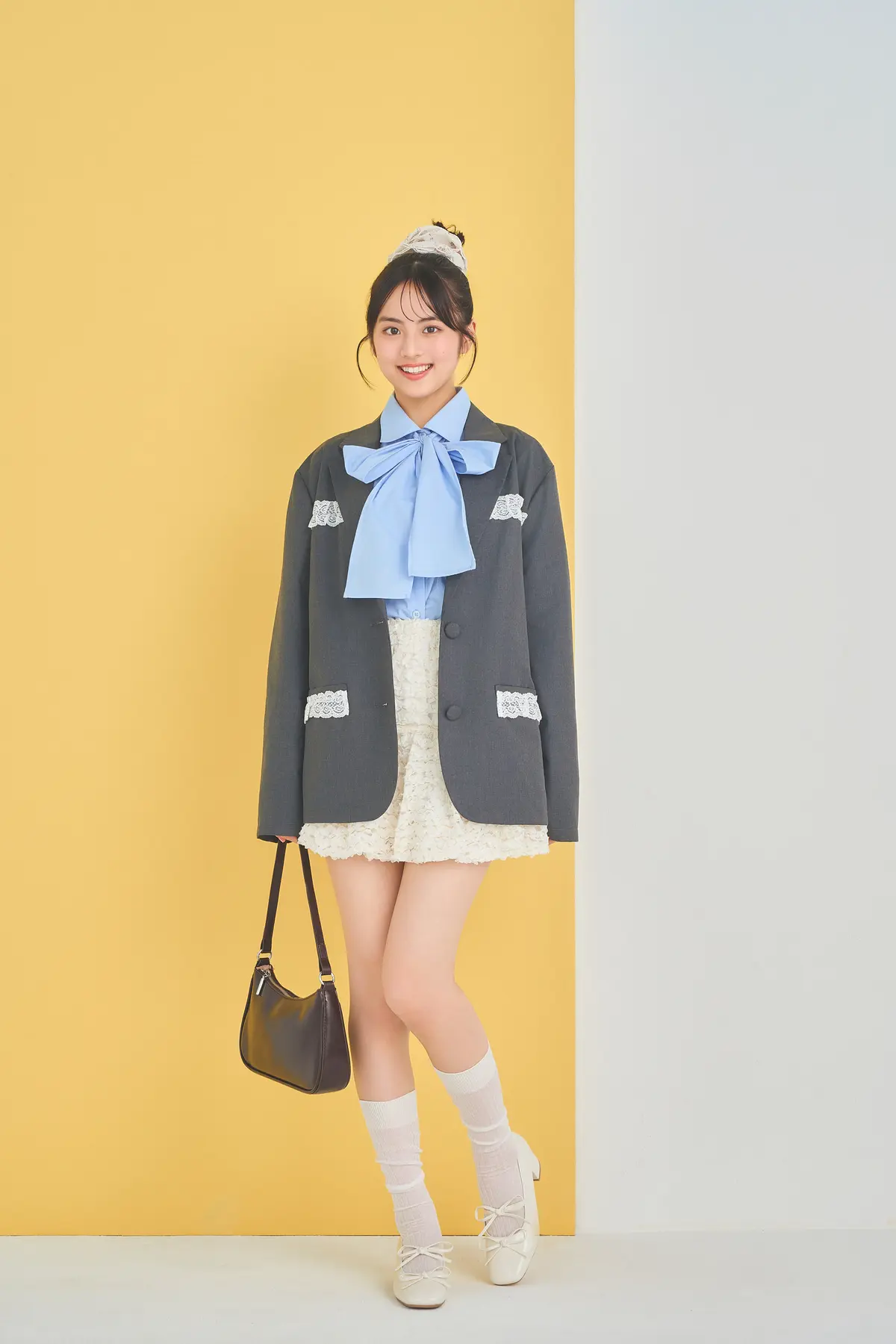 ガーリーなジャケットコーデの全身カット