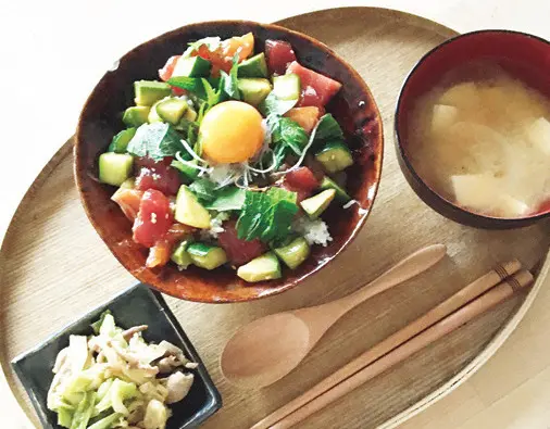 ポキ丼でたんぱく質をチャージ