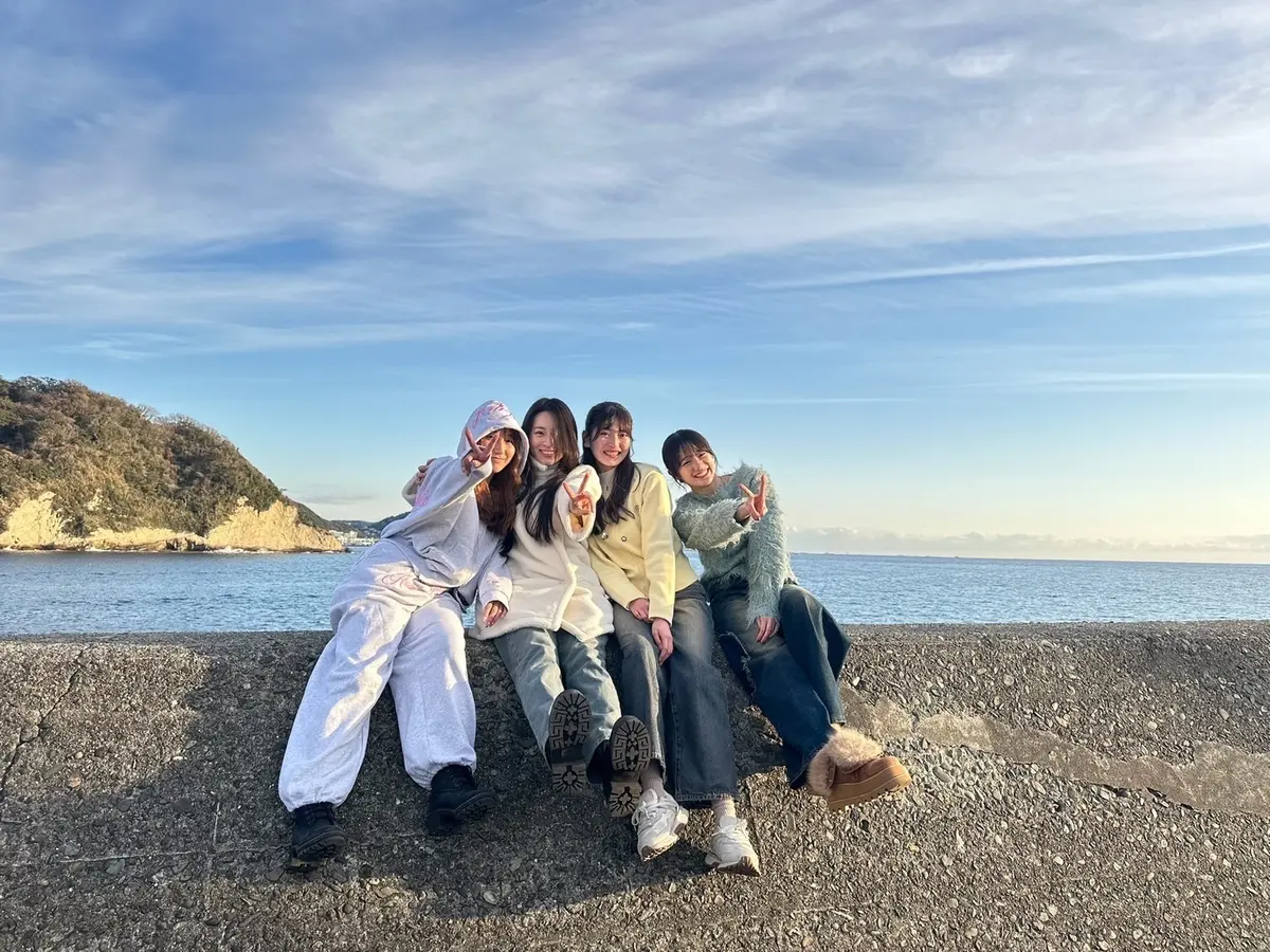 中島瑠菜・友達と海に