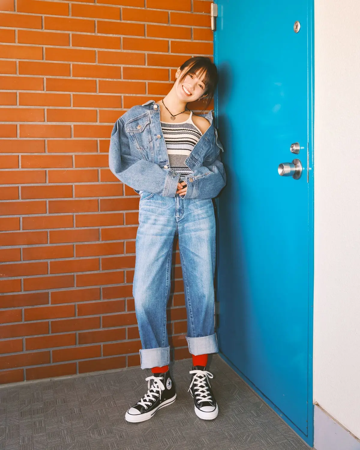 中島瑠菜が、上下デニムのコーデに黒のコンバース ハイカットを合わせたコーディネートカット