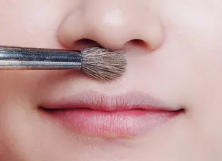 １鼻下に影を入れる