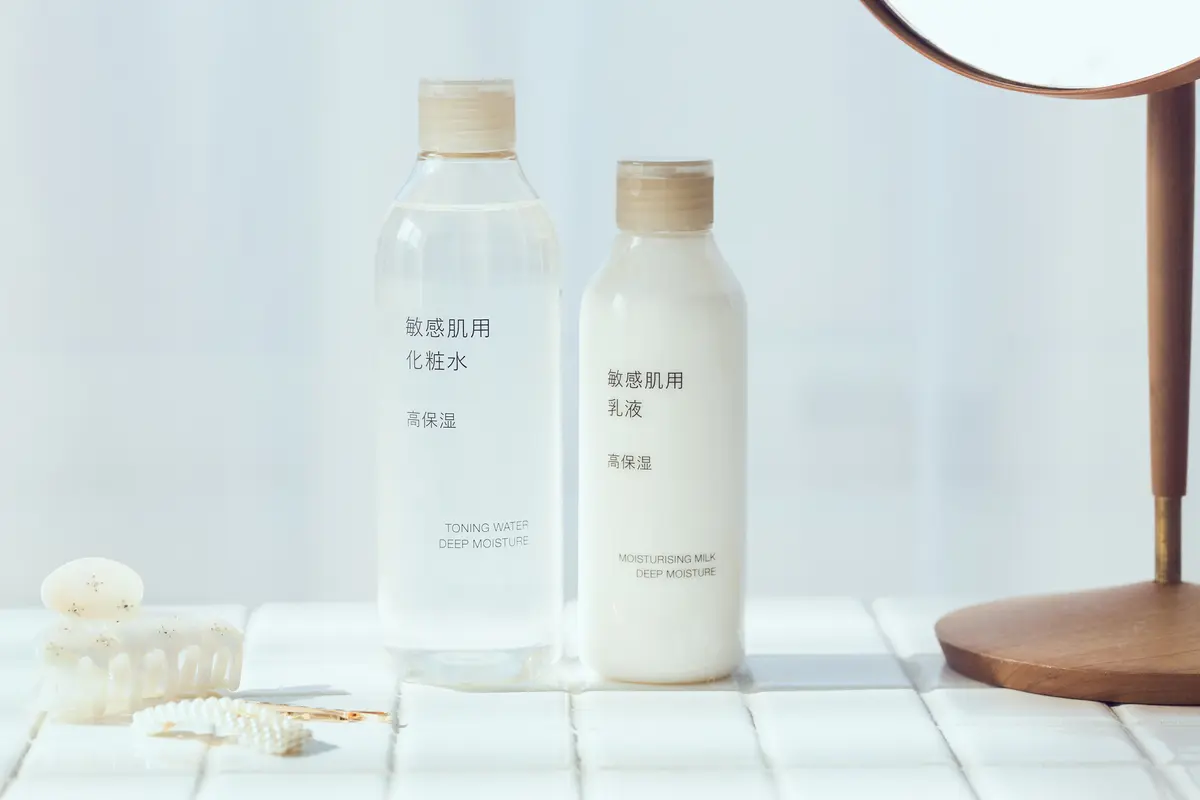 敏感肌用シリーズ 化粧水 高保湿タイプ 300mL 990円と敏感肌用シリーズ 乳液 高保湿タイプ 200ｍL 990円