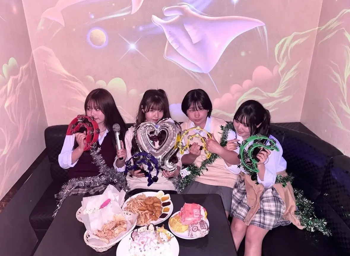 カラオケのプロジェクタールームでケーキやお菓子を持ち込みカラオケパーティー