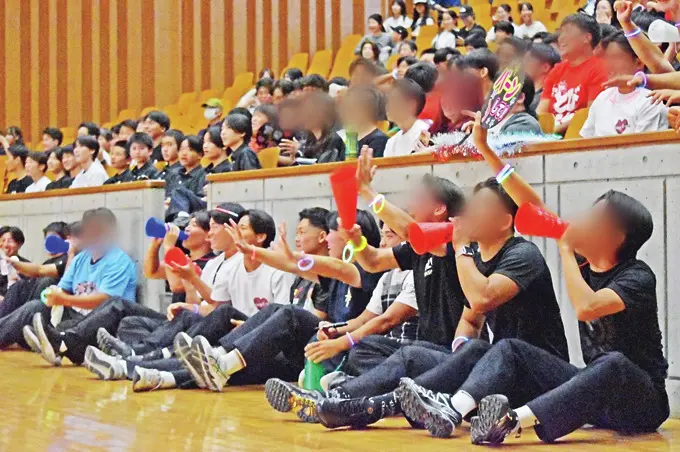 ステージを盛り上げるため、運動部が最前列でコール＆レスポンス！