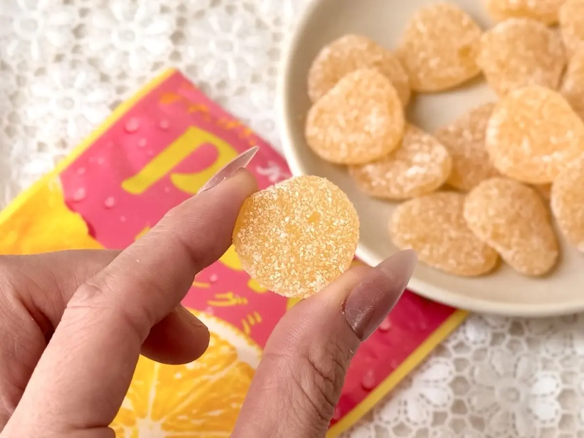 カンロ ピュレグミレモン味を指でつかんだ様子