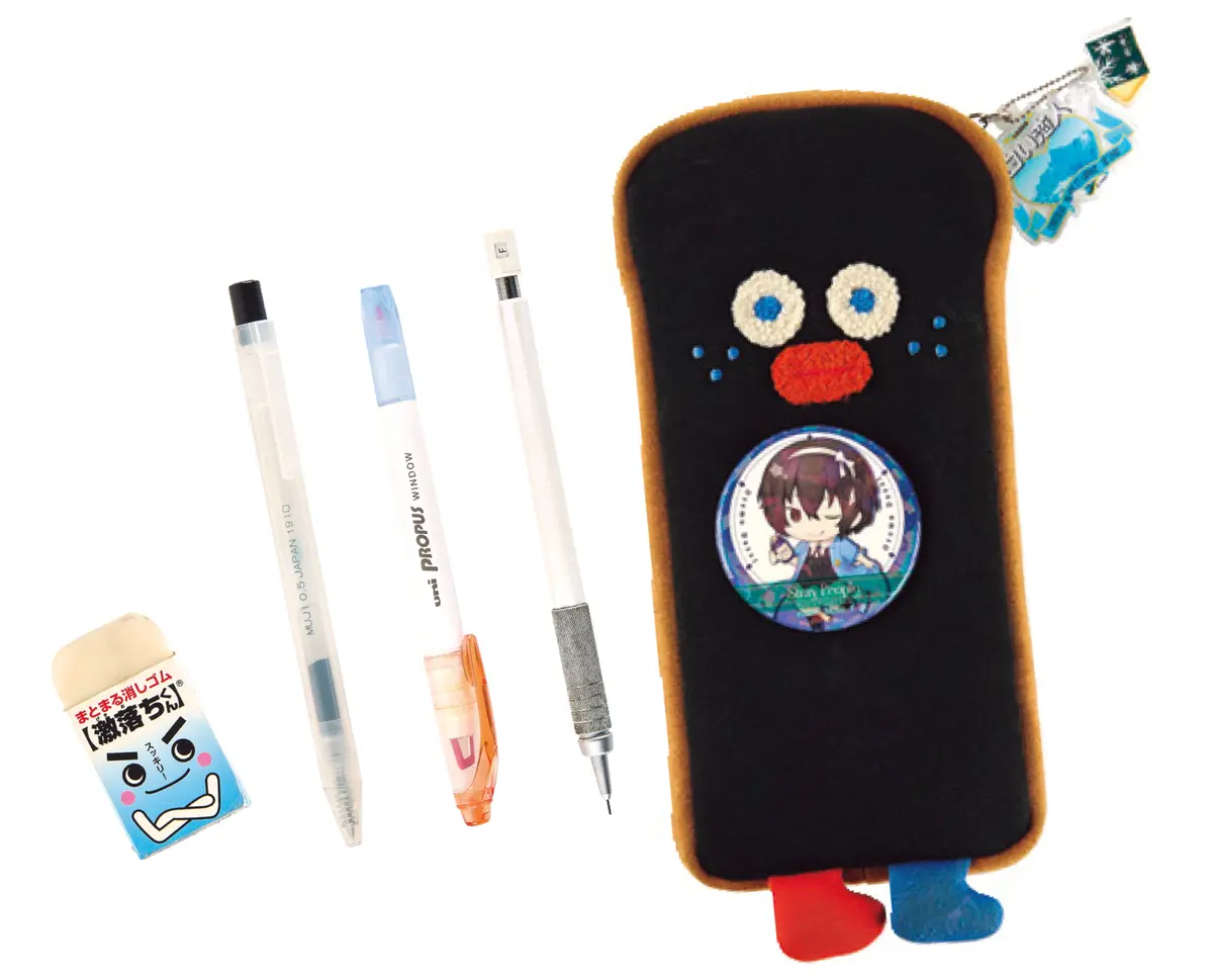 「筆箱は中学のときに友達からもらった！　白い恋人のキーホルダーと、友達からもらった缶バッジをつけてるよ。文房具で特に使いやすいのは『無印良品』の低重心シャープペン！」