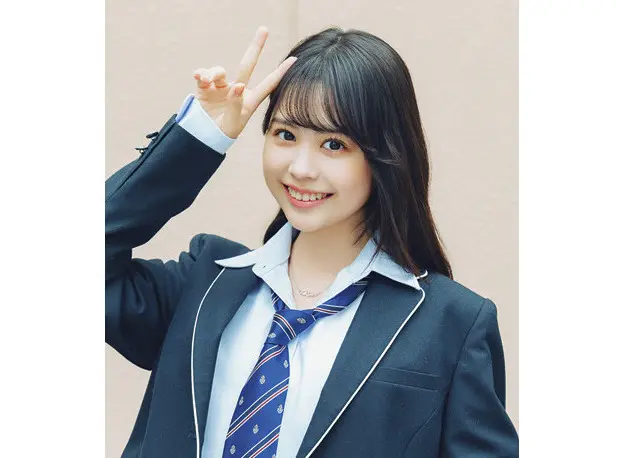 普通の制服でも、着こなしをちょっと変えるだけでギャルっぽくなれちゃう！ 梶原叶渚が教えてくれるのは、ネクタイをゆるめてシャツのえりをブレザーの上に出すアレンジ。3ステップで完成するから、詳しいやり方をチェックしてみてね♪