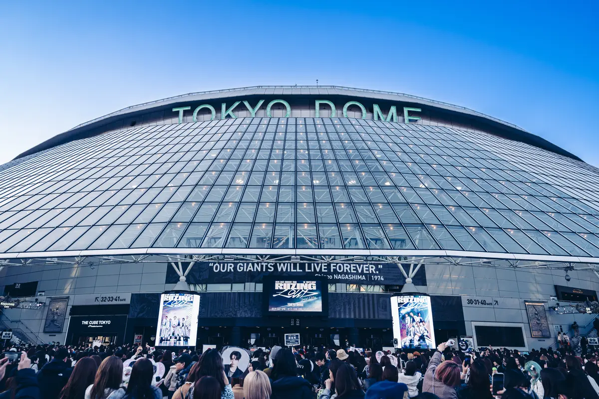 公演当日は、抜けるような青空が東京ドームの上に広がった！