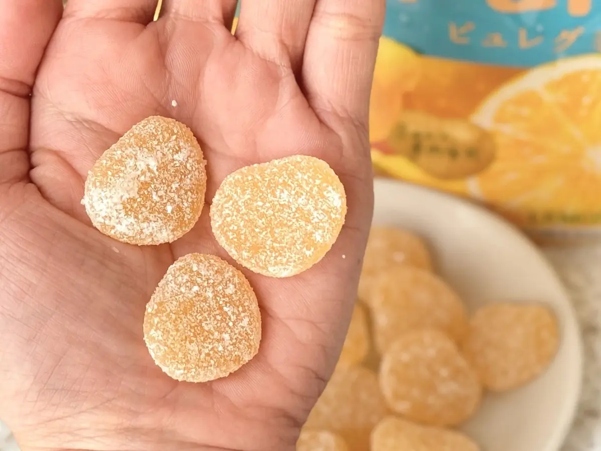 手のひらにのせられたカンロ ピュレグミレモン味、