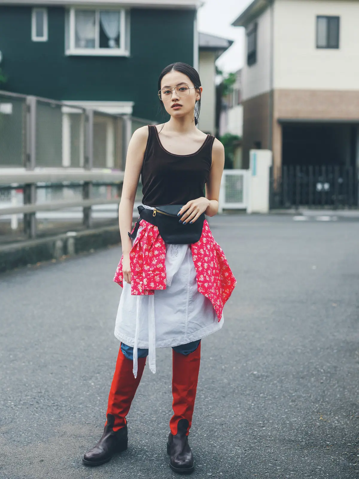 シンプルなトップスに個性あるメガネをプラスする