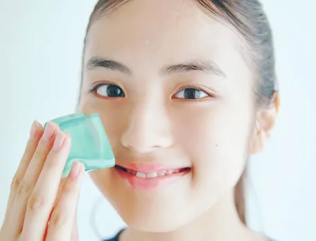 肌グミを軽くぬらしたあと、肌にくるくるとあてながら洗顔。ぷるぷる感がすごく楽しい！