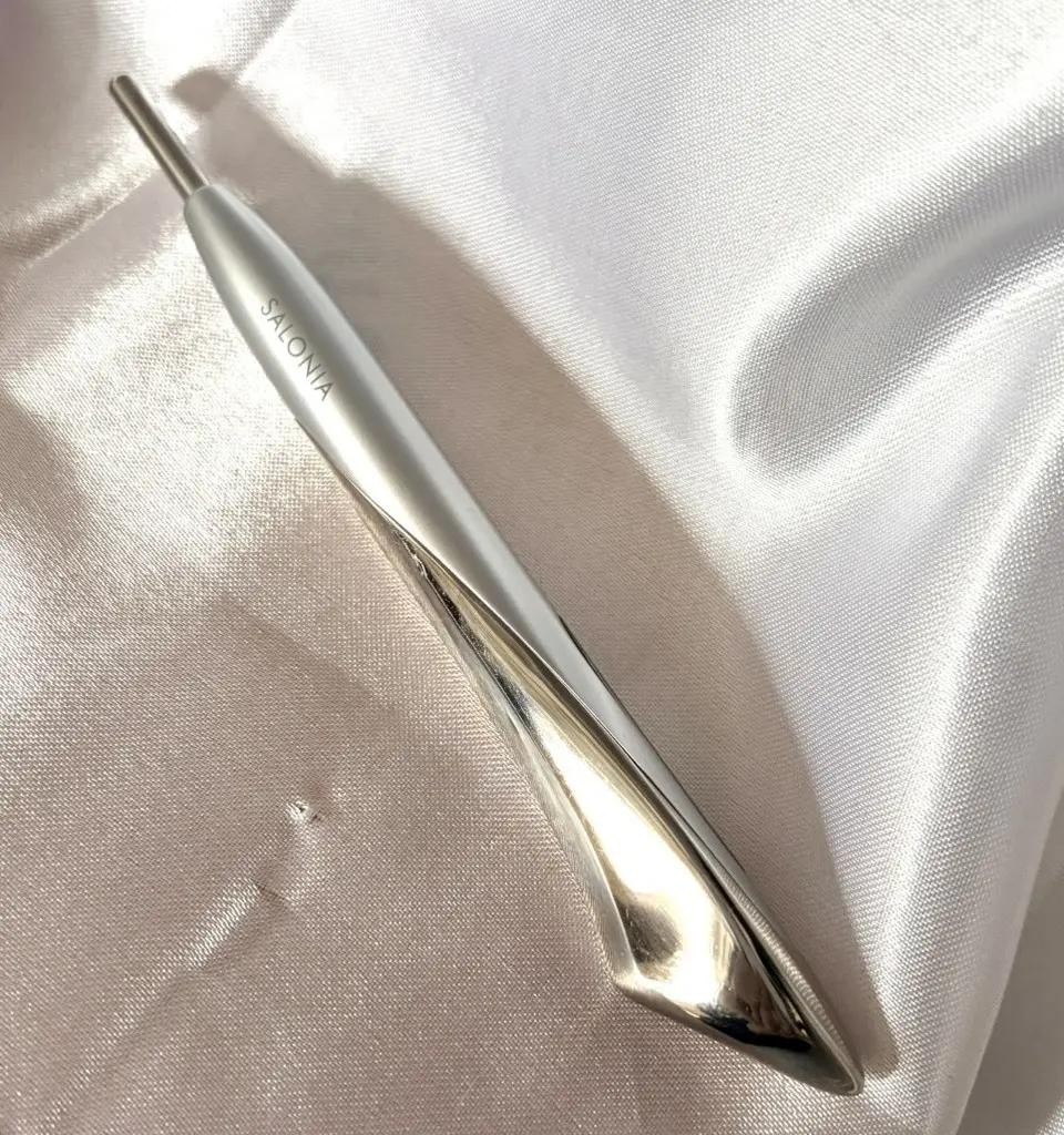小國舞羽『サロニア』のペン型美顔器