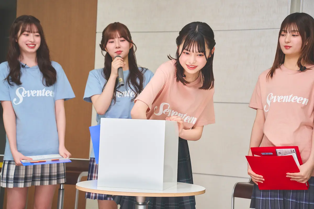 抽選会で月島琉衣がくじを引いているところ