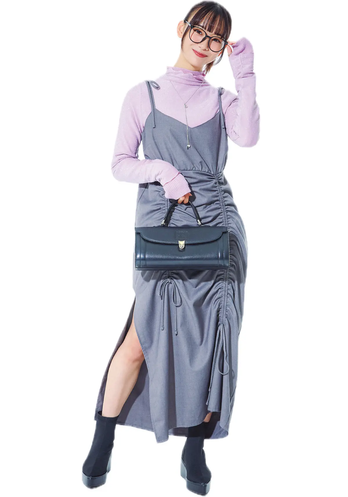 松本麗世／スリットから脚チラ♡ ショートブーツでアピ