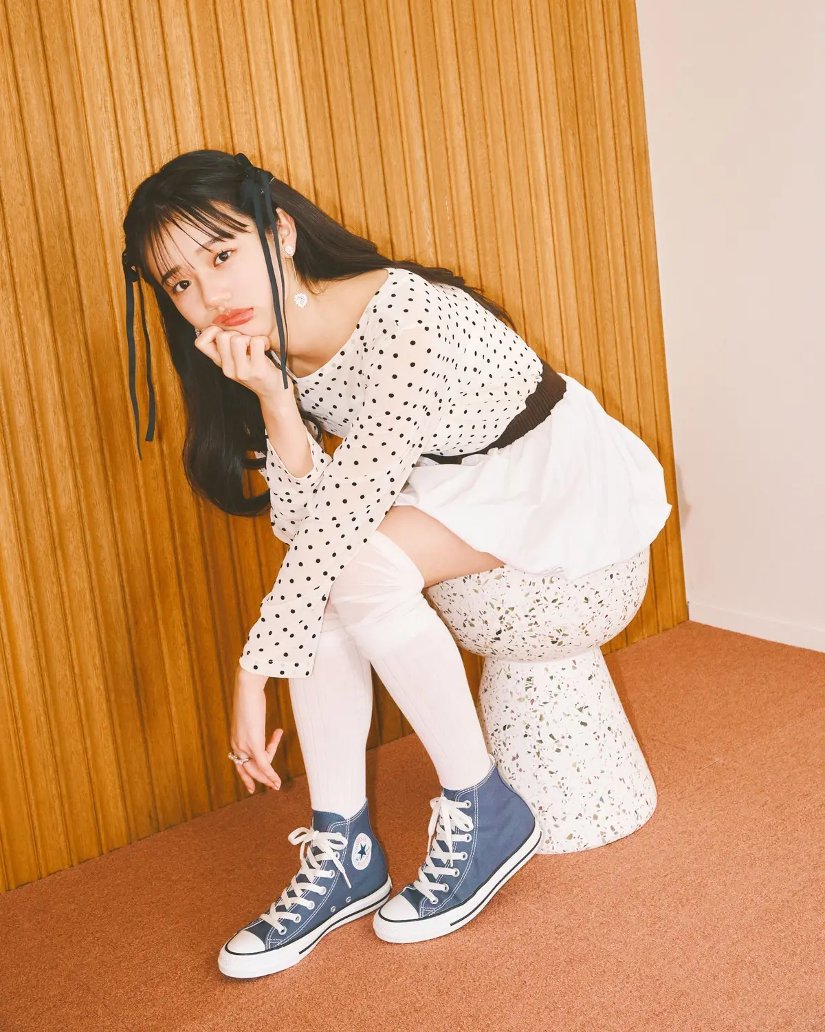 中島瑠菜がトレンドのバルーンスカートやドット柄のトップスとコンバースを合わせたコーディネートカット