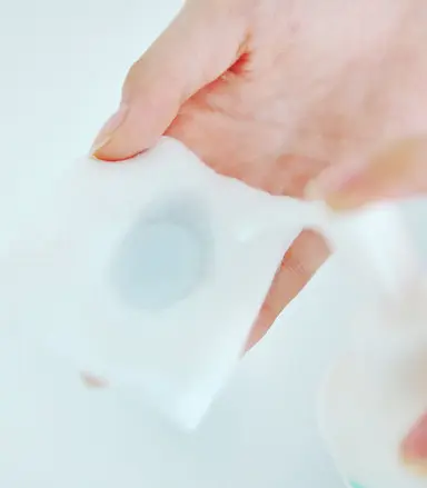 コットンの中央をくぼませて、１〜２プッシュ