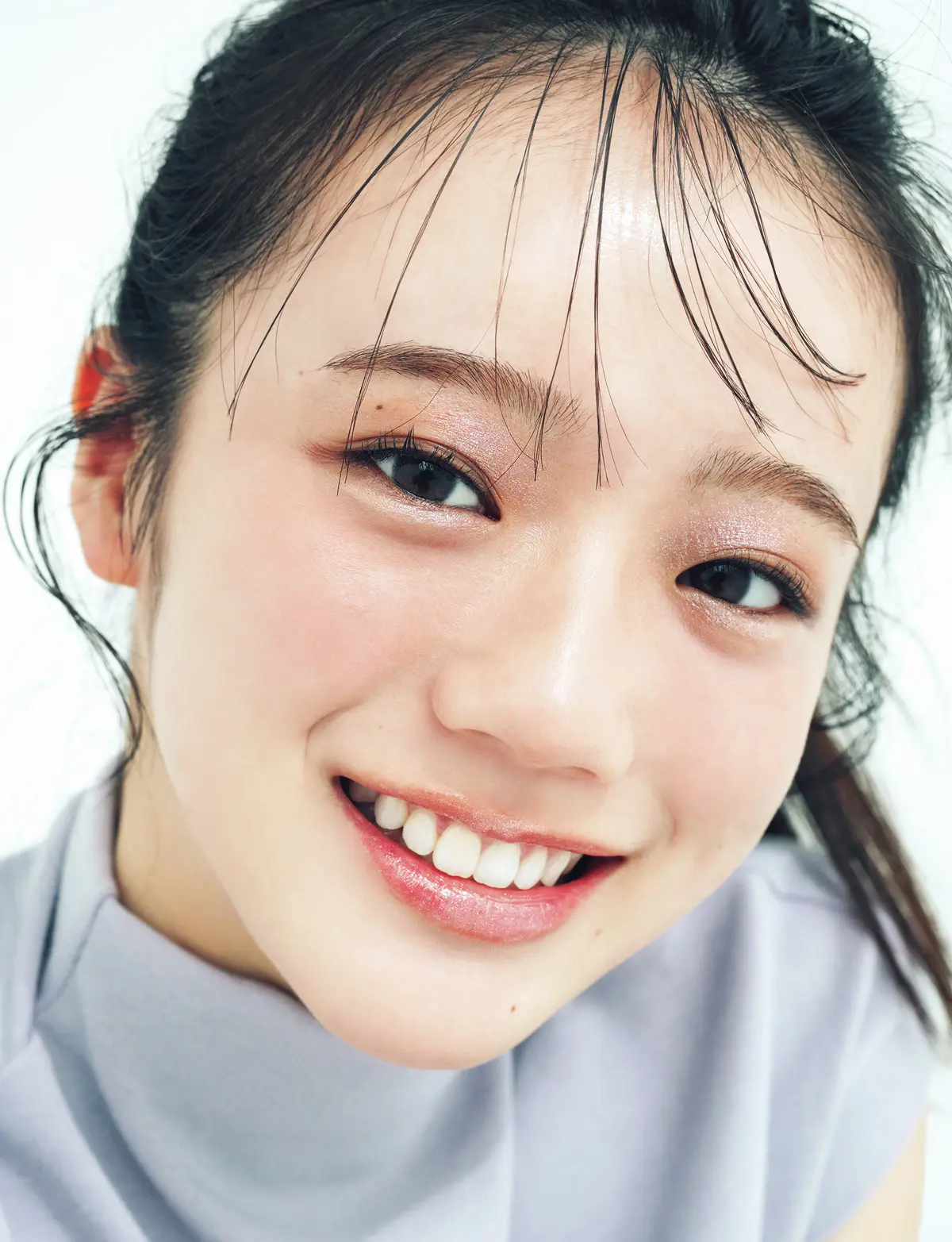 絶対チェックしとくべき、透けキラコスメ