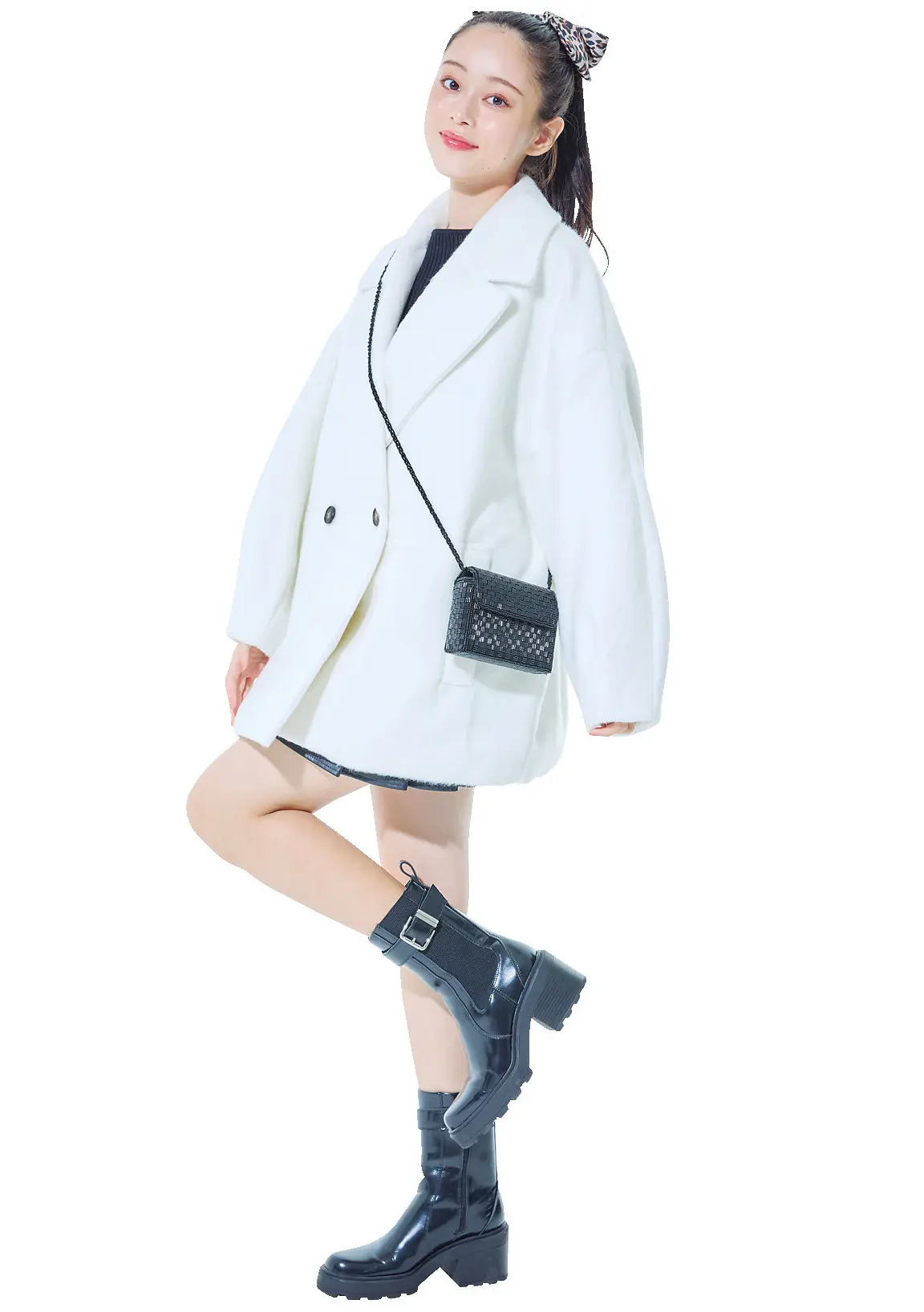 佐藤不二子／体をすっぽりおおう白♡ 中はシックな黒コーデに