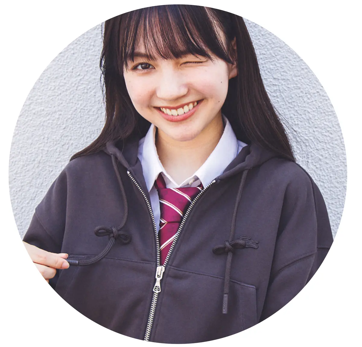 フーディのひもを可愛く結ぶ　