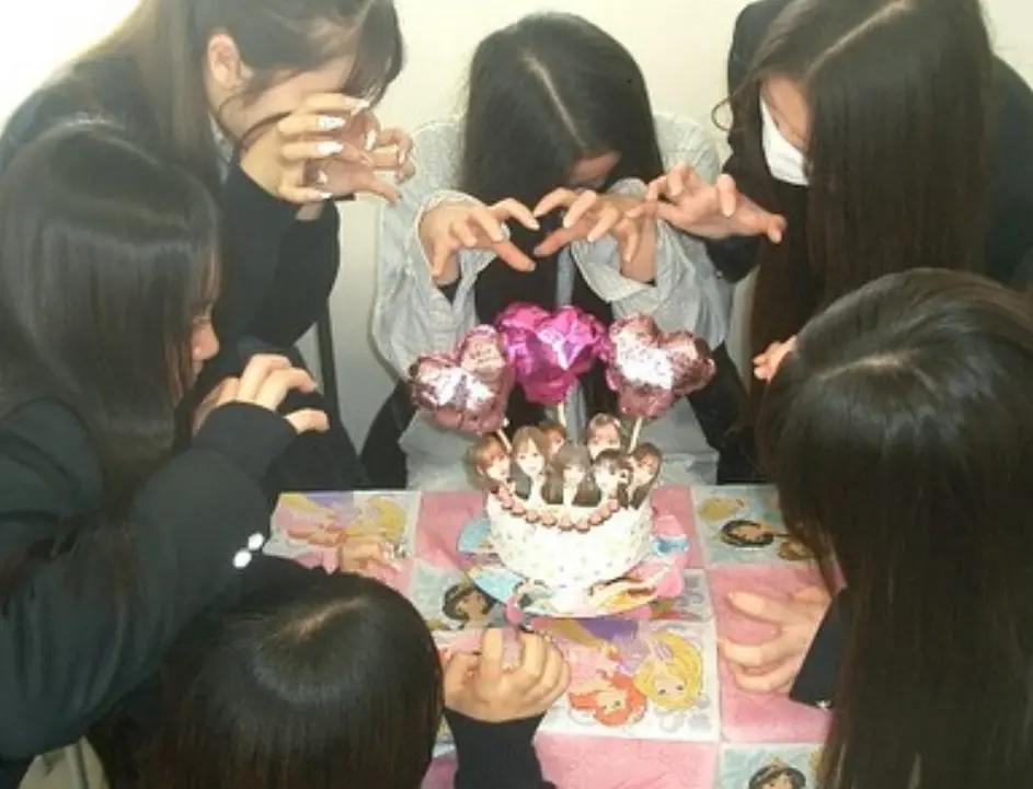 JKケーキを囲む女子高生たち