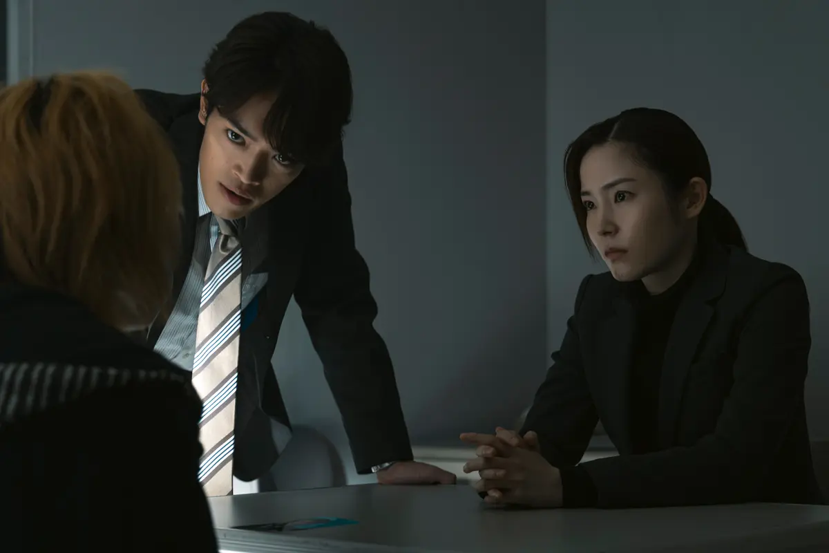 W主演ドラマ『WOWOW×東海テレビ 共同製作連続ドラマ 横浜ネイバーズ  Season２』欽太と希子が取り調べを行うシーン