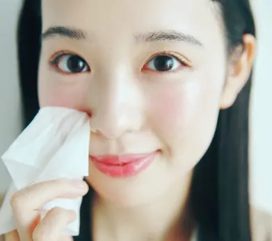 小鼻まわりや目尻など細かい部分をケア