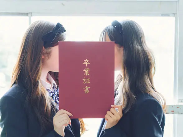 向き合い顔かくし