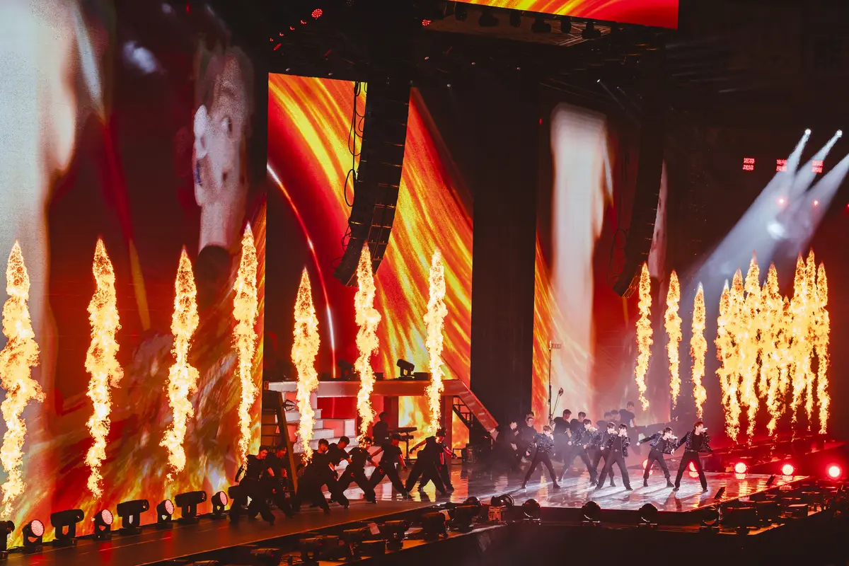 ダンサー32名、総勢38名の大迫力パフォーマンス