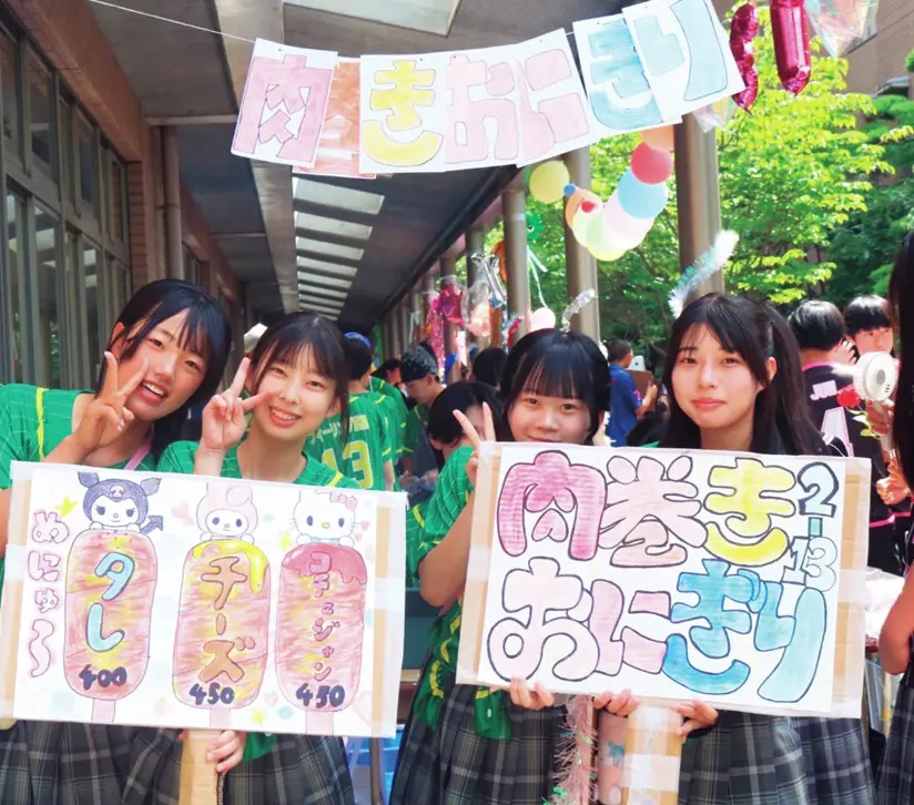 クラスや生徒会、文化部企画のほか、企業コラボの模擬店も