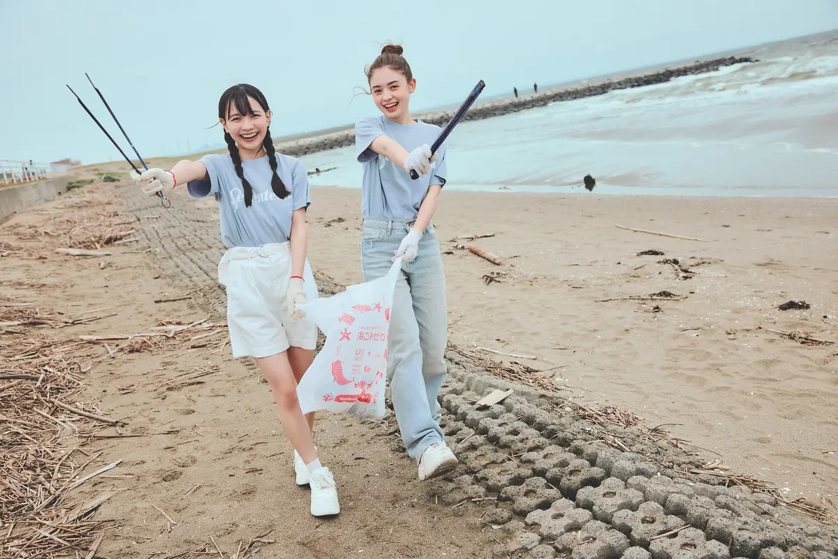 女子高生がゴミ拾い