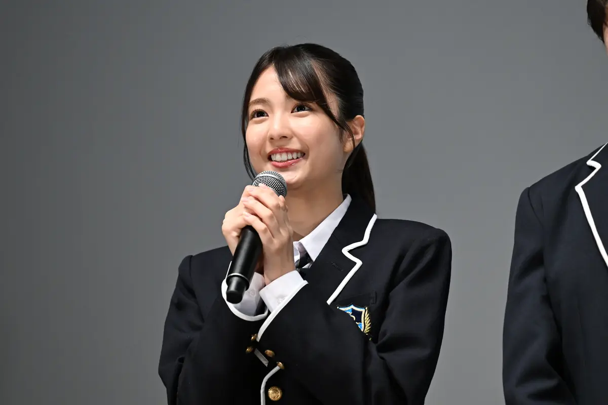 壇上で挨拶する堀口真帆